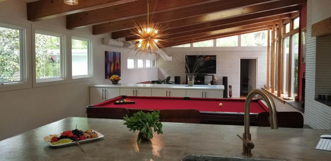 Spectacular In Middletown With Acres Of Privacy Holiday home