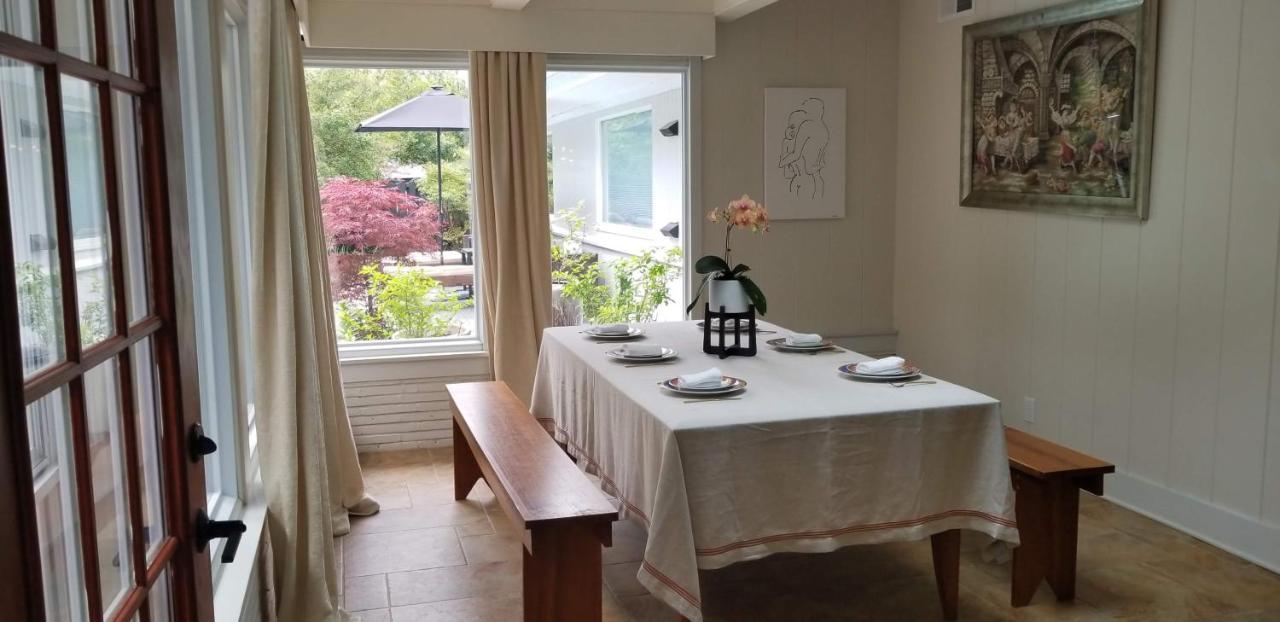 Spectacular In Middletown With Acres Of Privacy *