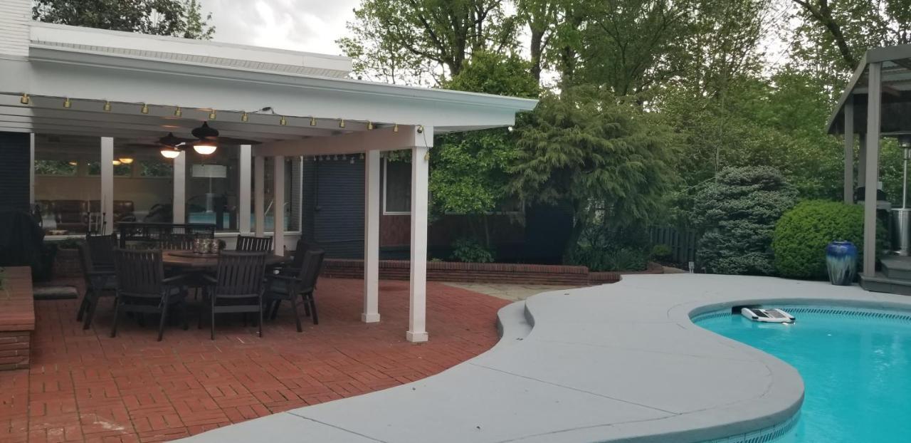 Spectacular In Middletown With Acres Of Privacy Holiday home