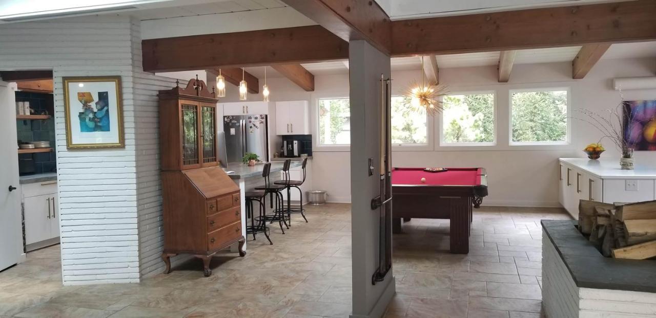 Spectacular In Middletown With Acres Of Privacy