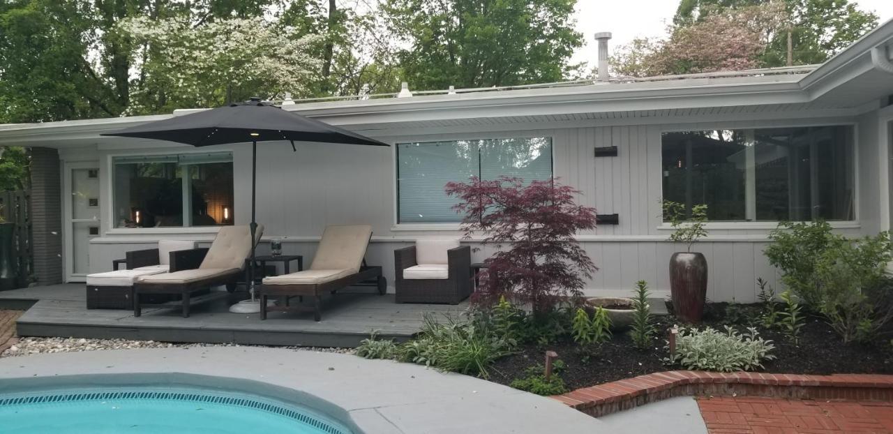 Spectacular In Middletown With Acres Of Privacy