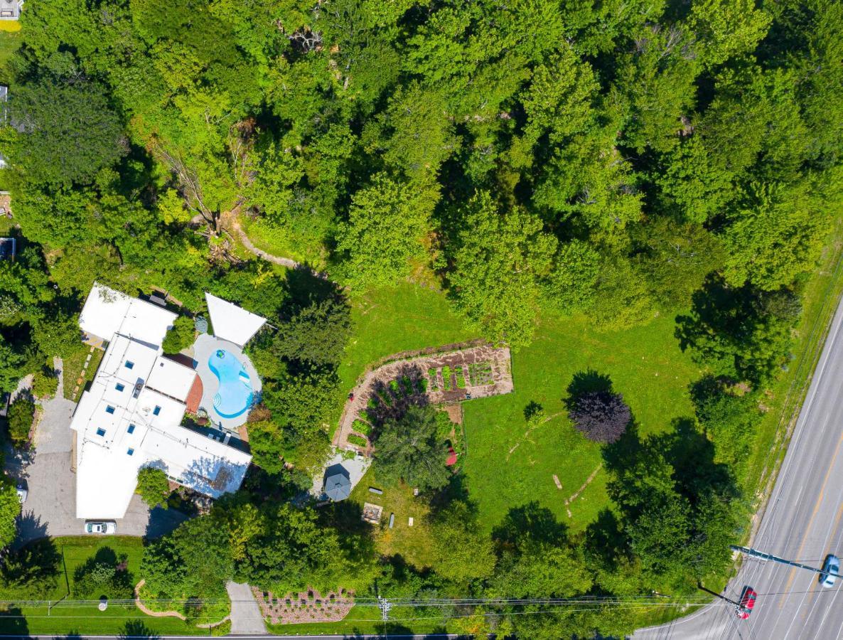 Spectacular In Middletown With Acres Of Privacy *